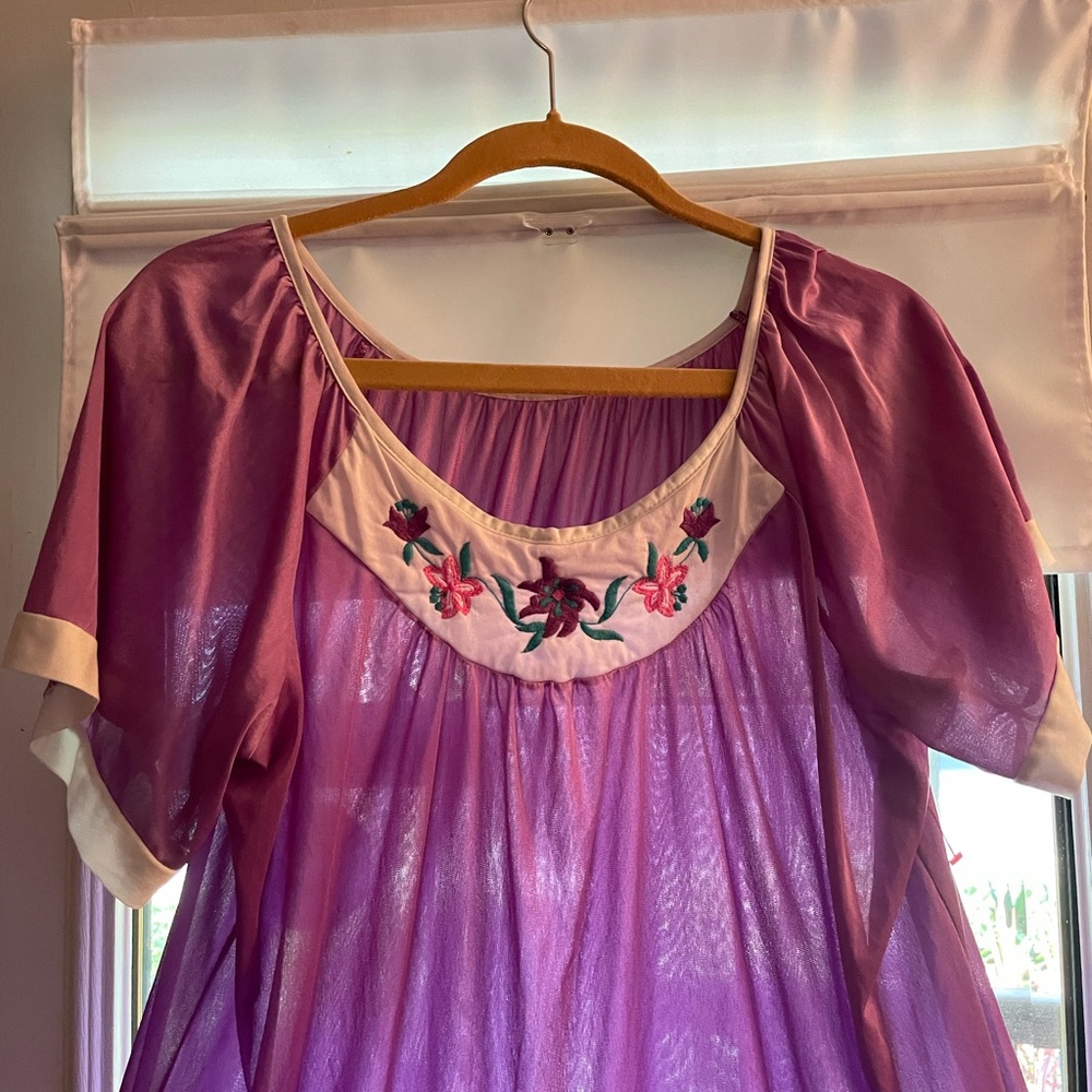 Purple 1970s Floral Embroidered Nightgown Short Sleeve w White trim. Size XL
